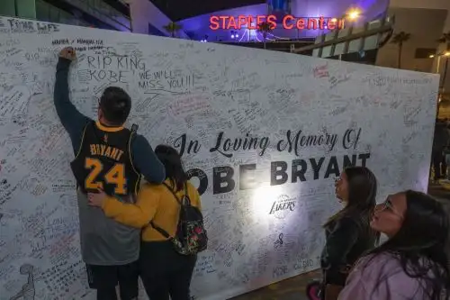 La afición sigue llorando a Kobe Bryant