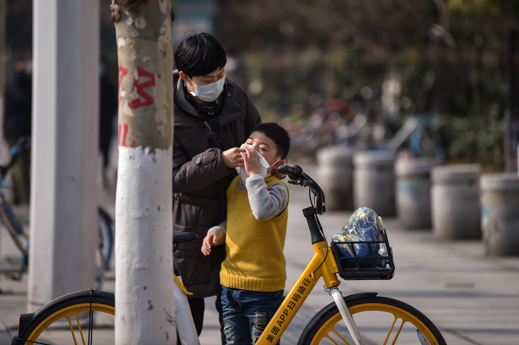 Una mujer limpia la cara de un niño en Wuhan, en la provincia de Hubei. AFP