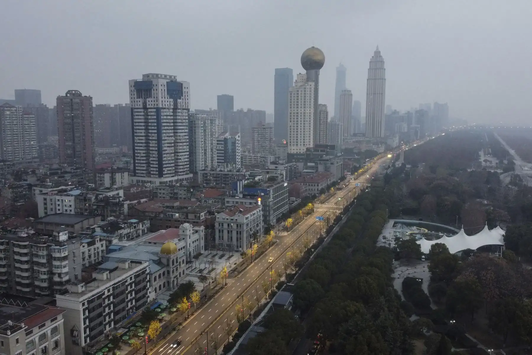 edificios residenciales y comerciales de Wuhan en la provincia central de Hubei de China el 27 de enero de 2020, en medio de un brote de virus mortal que comenzó en la ciudad. - El 27 de enero, China extendió su mayor feriado nacional para ganar tiempo en la lucha contra una epidemia viral y la vecina Mongolia cerró su frontera, después de que el número de muertos aumentara a 81 a pesar de las medidas de cuarentena sin precedentes. AFP