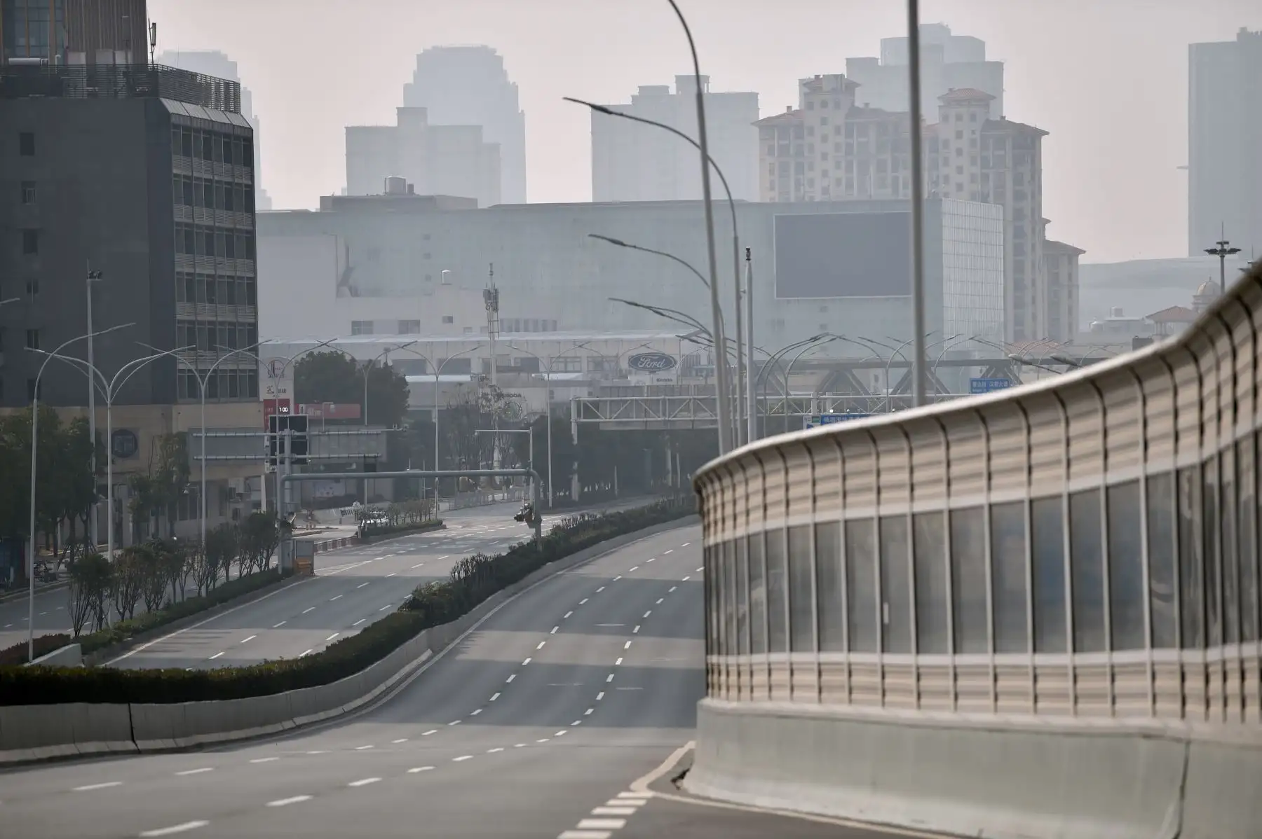 Una carretera importante que atraviesa las calles de la ciudad permanece desierta mientras la gente se queda en casa y evita el transporte debido al brote de virus en la ciudad de Wuhan en la provincia de Hubei. AFP