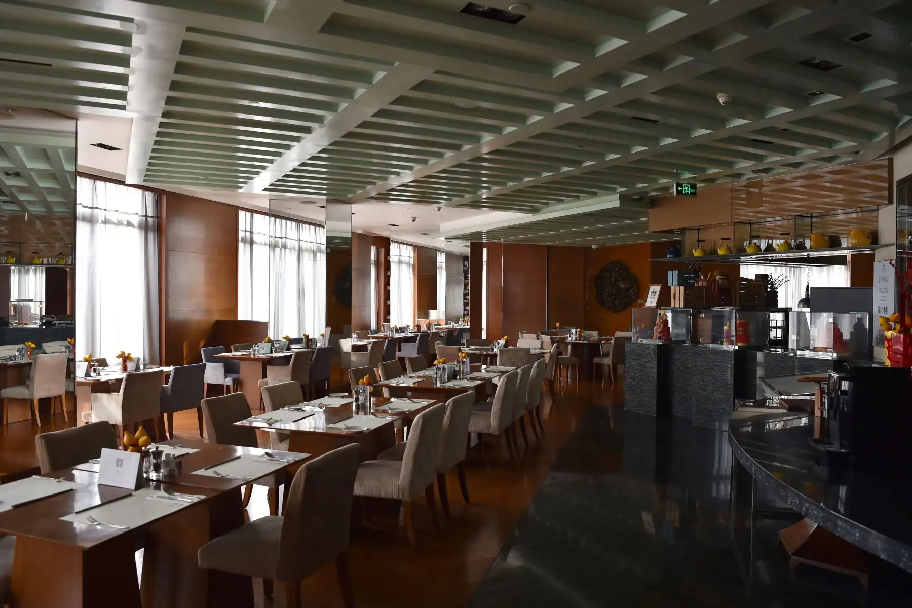 La cafetería del hotel se muestra vacía, ya que los huéspedes y visitantes se mantienen alejados debido al virus similar al SARS que afecta a la ciudad de Wuhan en Hubei. AFP