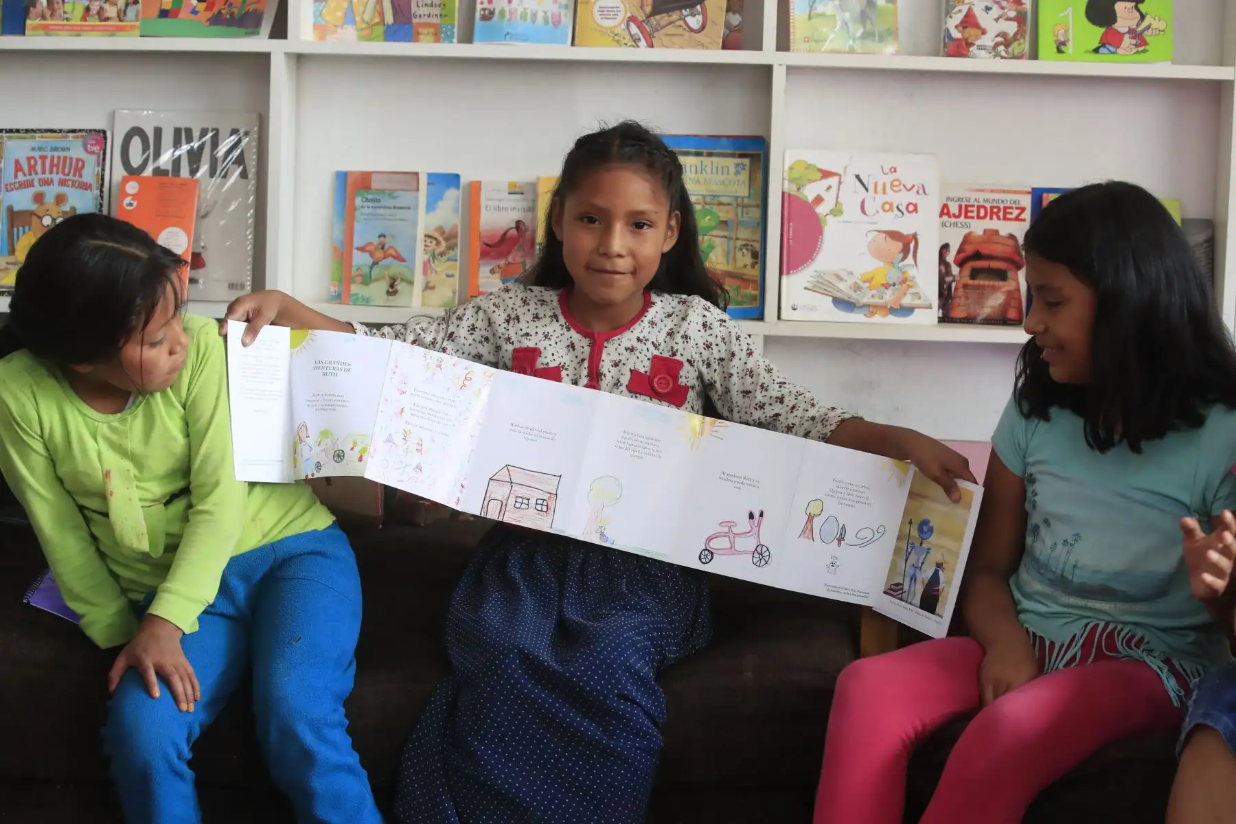 Ruth Laime de 10 años es una de las niñas que participa del proyecto "Un Quijote para la Vida", ahí ella y otros niños hacen lecturas colectivas, pintan, crean historias y juegan. 
Foto: ANDINA/Juan Carlos Guzmán Ruth Laime de 10 años es una de las niñas que participa del proyecto "Un Quijote para la Vida", ahí ella y otros niños hacen lecturas colectivas, pintan, crean historias y juegan. 
Foto: ANDINA/Juan Carlos Guzmán