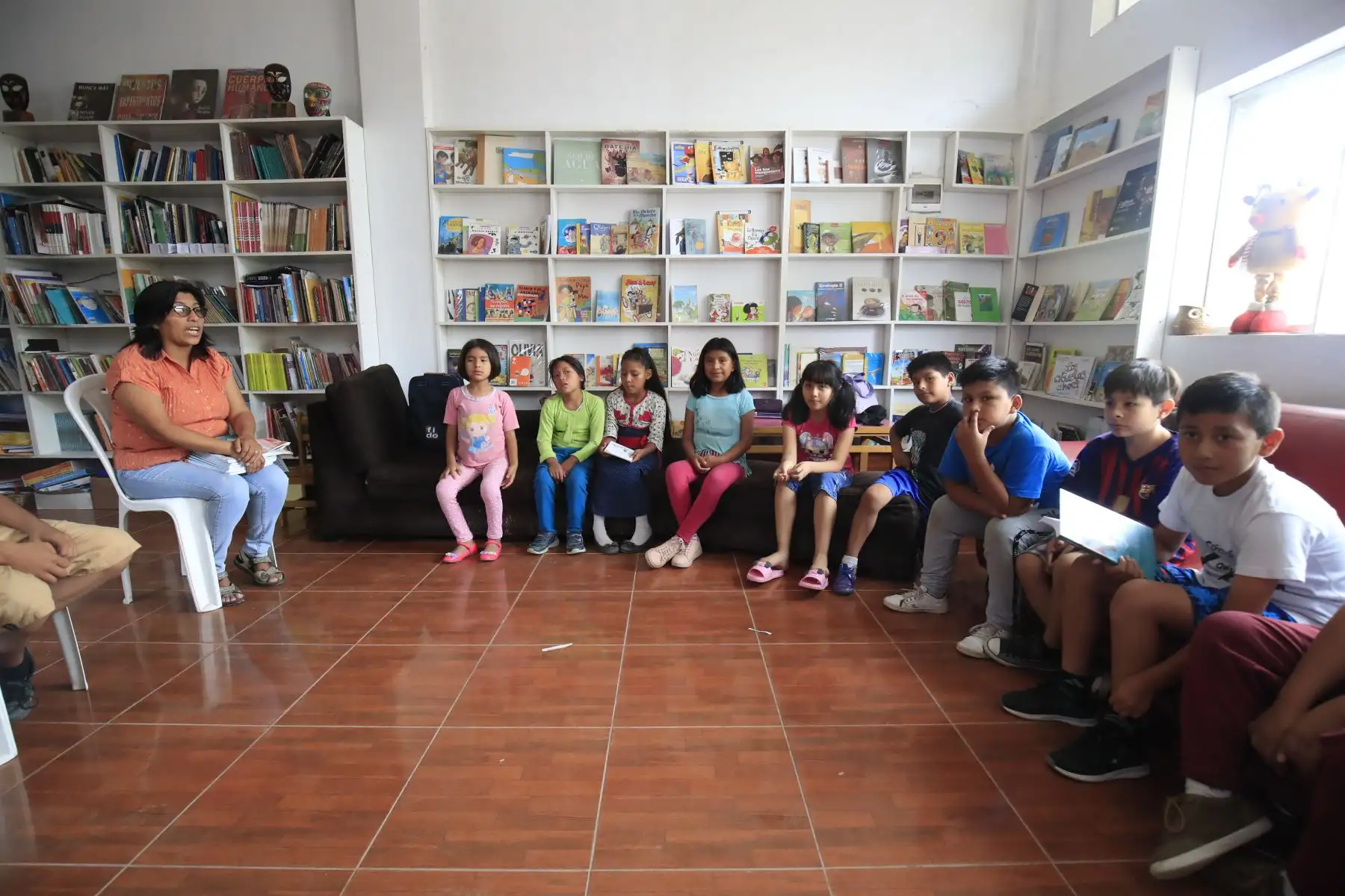La profesora Lis Pérez enseña a los niños del proyecto una lectura crítica como una herramienta para sus vidas. 
Foto: ANDINA/Juan Carlos Guzmán La profesora Lis Pérez enseña a los niños del proyecto una lectura crítica como una herramienta para sus vidas. 
Foto: ANDINA/Juan Carlos Guzmán