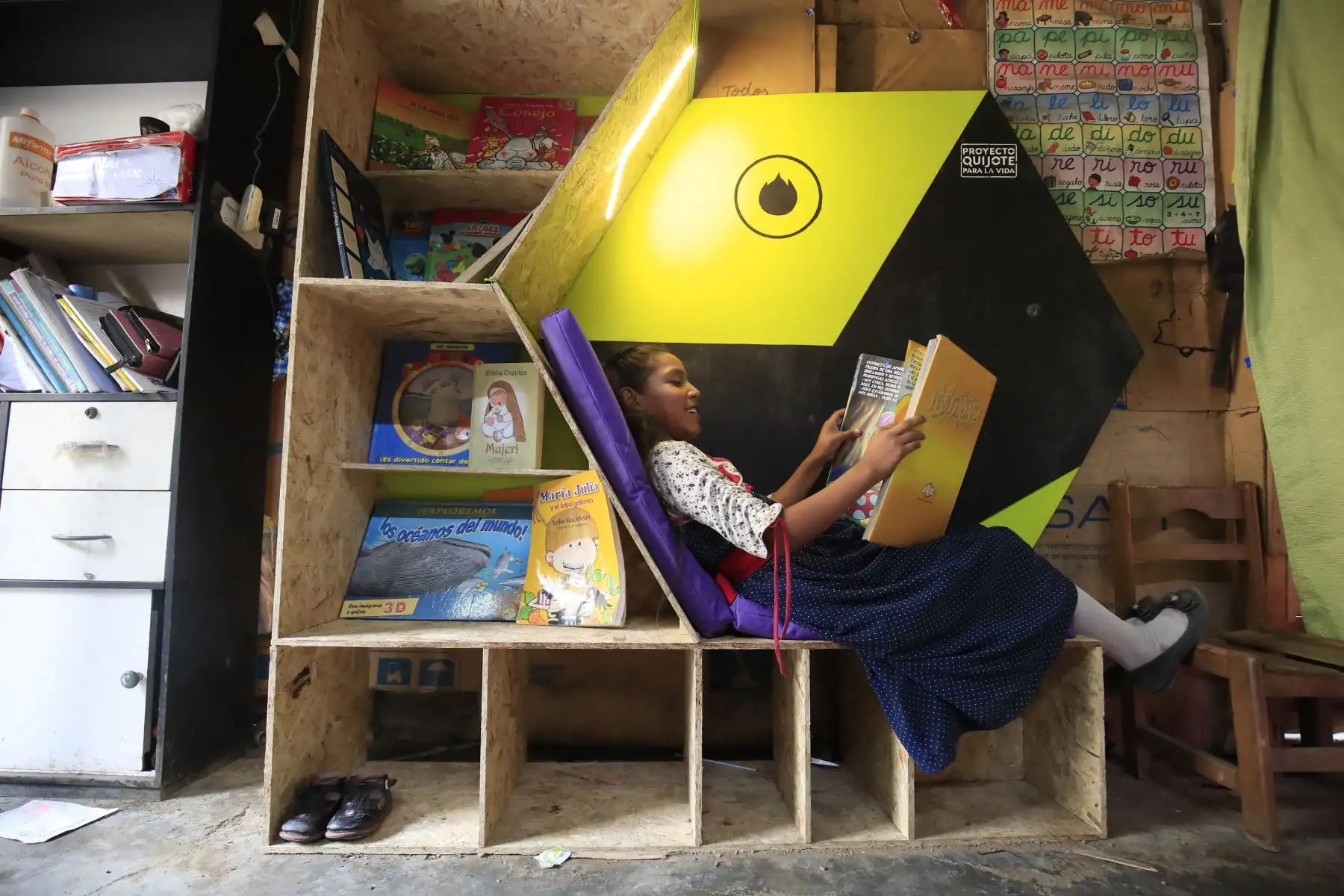 En el distrito de Puente Piedra, 25 familias de escasos recursos se han beneficiado con módulos de lectura, gracias al proyecto "Familias lectoras en el Barrio Quijote", que busca formar lectores críticos. . 
Foto: ANDINA/Juan Carlos Guzmán En el distrito de Puente Piedra, 25 familias de escasos recursos se han beneficiado con módulos de lectura, gracias al proyecto "Familias lectoras en el Barrio Quijote", que busca formar lectores críticos. . 
Foto: ANDINA/Juan Carlos Guzmán