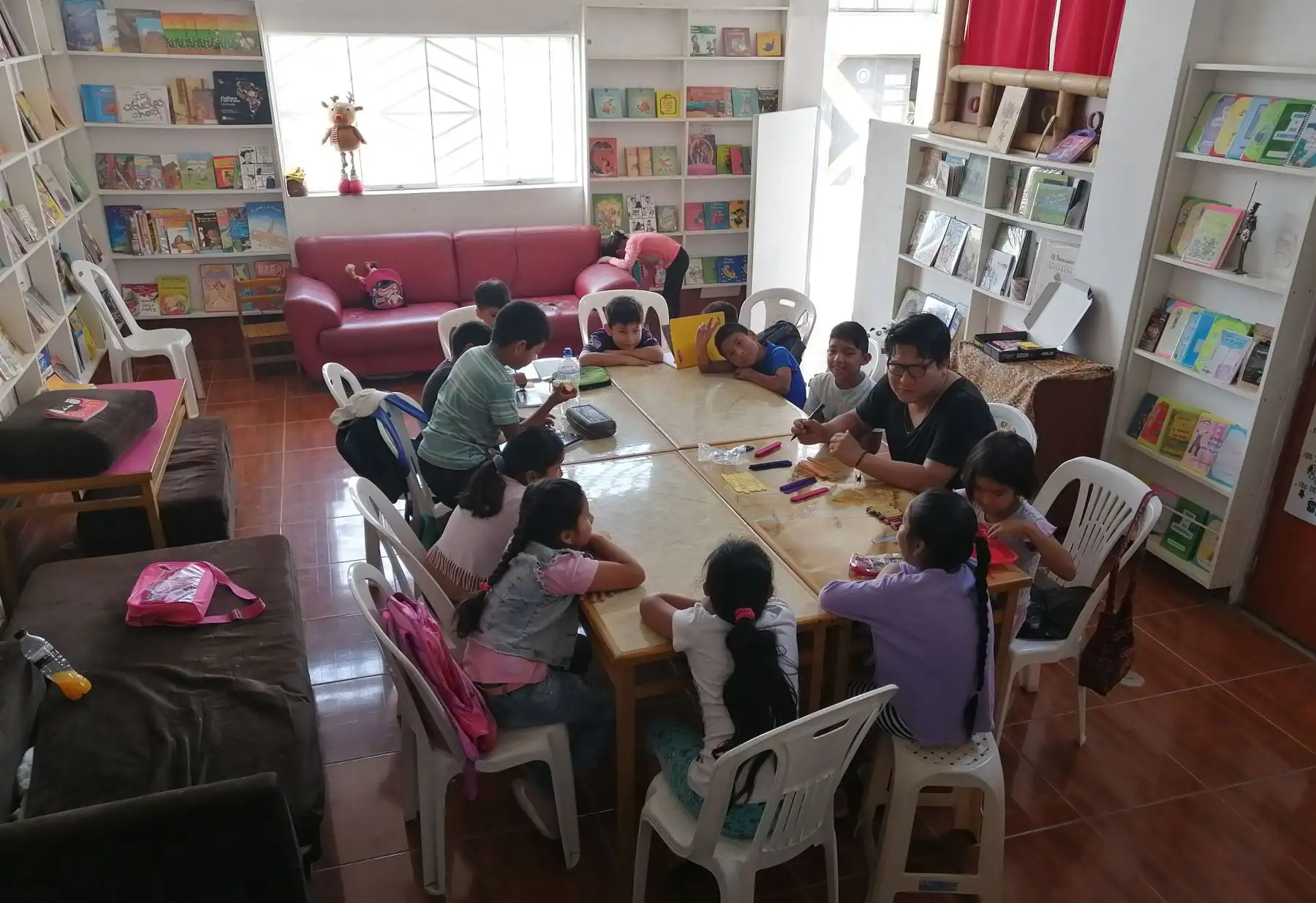 Asociación "Un Quijote para la Vida" dirigida por Eddie Ramos fotógrafo de Editora Perú, implementó una gran biblioteca para niños y jóvenes de bajos recursos de Puente Piedra. Asociación "Un Quijote para la Vida" dirigida por Eddie Ramos fotógrafo de Editora Perú, implementó una gran biblioteca para niños y jóvenes de bajos recursos de Puente Piedra.