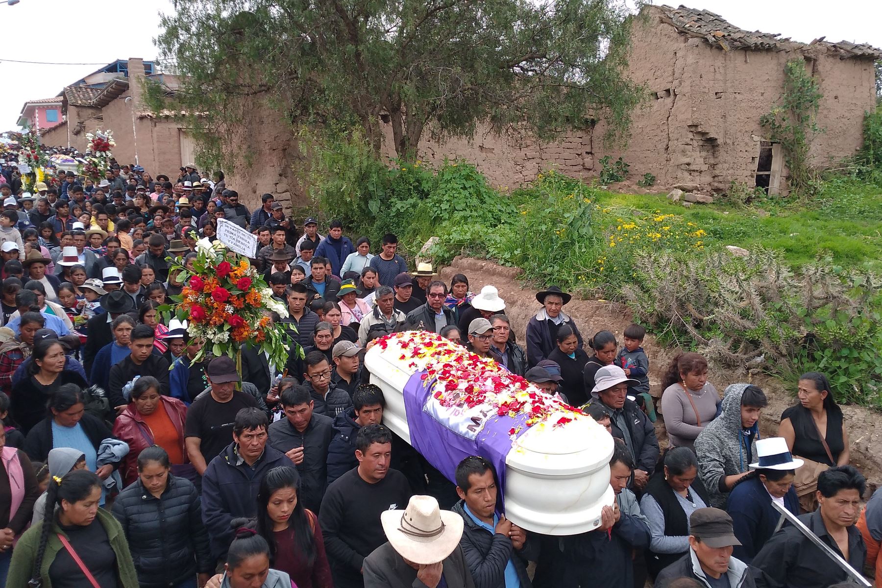 Distrito de Maras sepultó a las seis víctimas del trágico accidente vial en las Salineras, en Cusco. ANDINA/Percy Hurtado