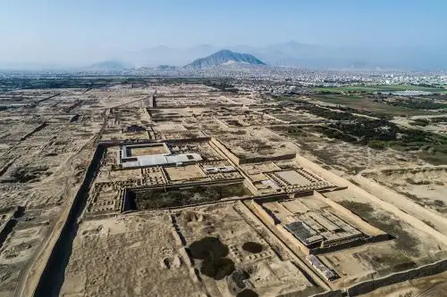 Chan Chan, compuesto por nueve ciudadelas amuralladas, es uno de los sitios arqueológicos más visitados en el Perú.