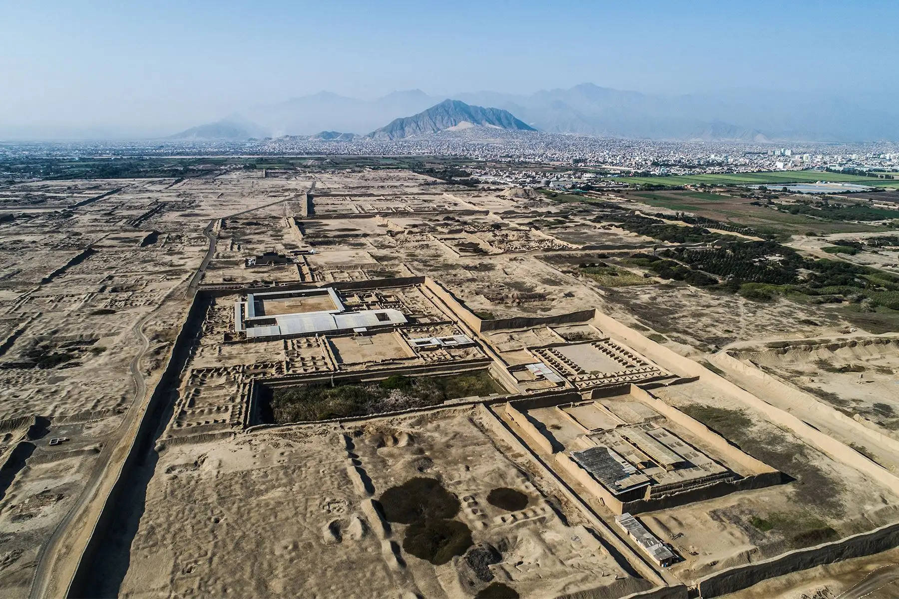Chan Chan, compuesto por nueve ciudadelas amuralladas, es uno de los sitios arqueológicos más visitados en el Perú.