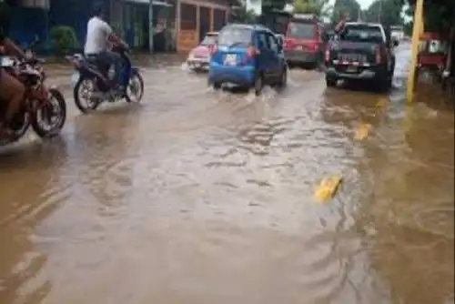 Intensas precipitaciones pluviales cayeron desde las 23:00 horas de ayer hasta cerca de las 07:00 horas de hoy.