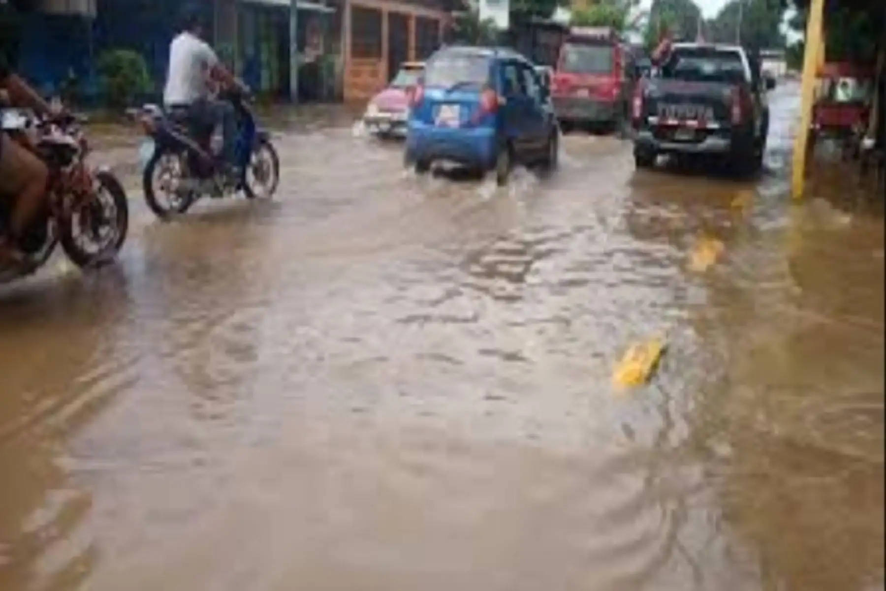 Intensas precipitaciones pluviales cayeron desde las 23:00 horas de ayer hasta cerca de las 07:00 horas de hoy.