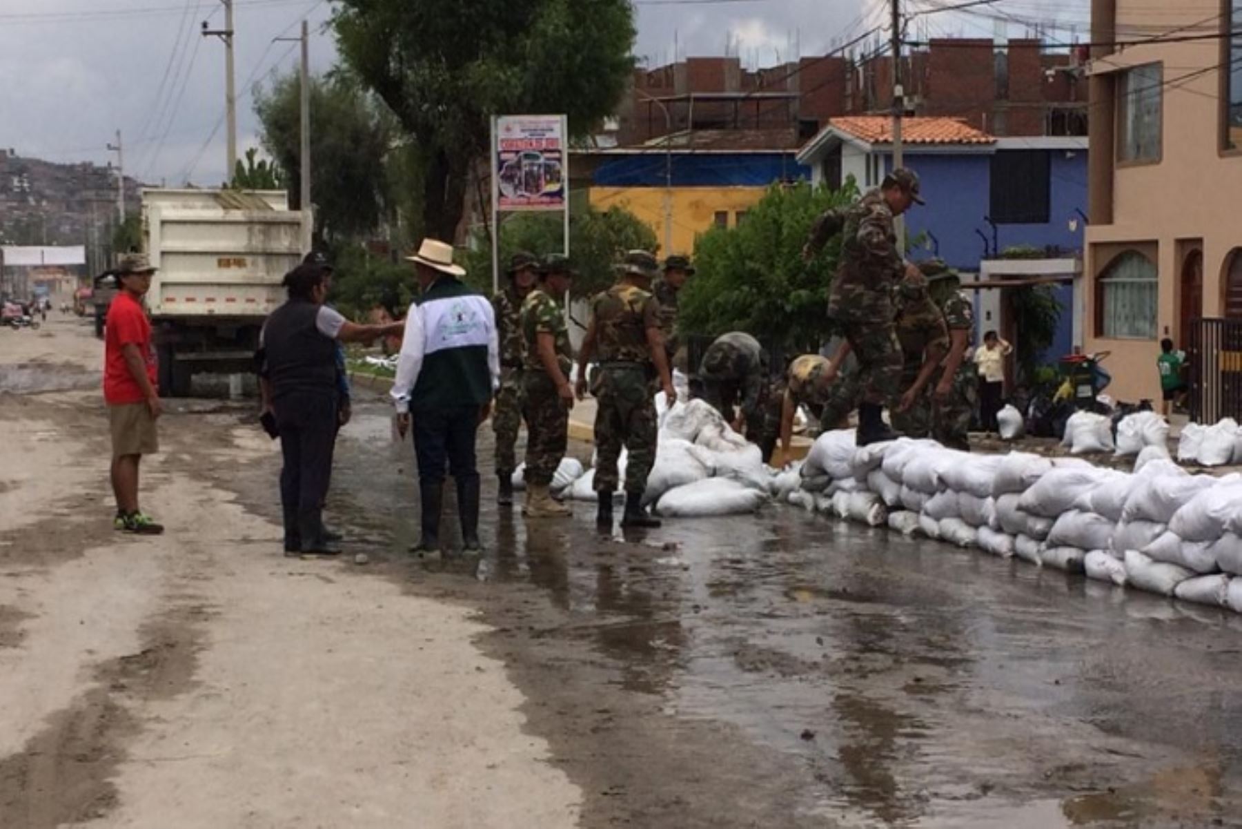 Personal del Ejército y PNP ayudan a familias arequipeñas afectadas por las lluvias