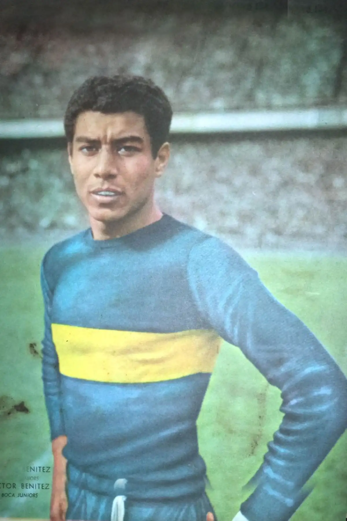 Víctor Benítez Morales mejor conocido como «Conejo»  se desempeñaba en la posición de centrocampista,  aunque era un jugador multifuncional que brillaba tanto de defensa como de volante central. Vistió las camisetas peruanas de Alianza Lima y Sporting Cristal. Jugo en Boca Juniors del 1960 a 1962.