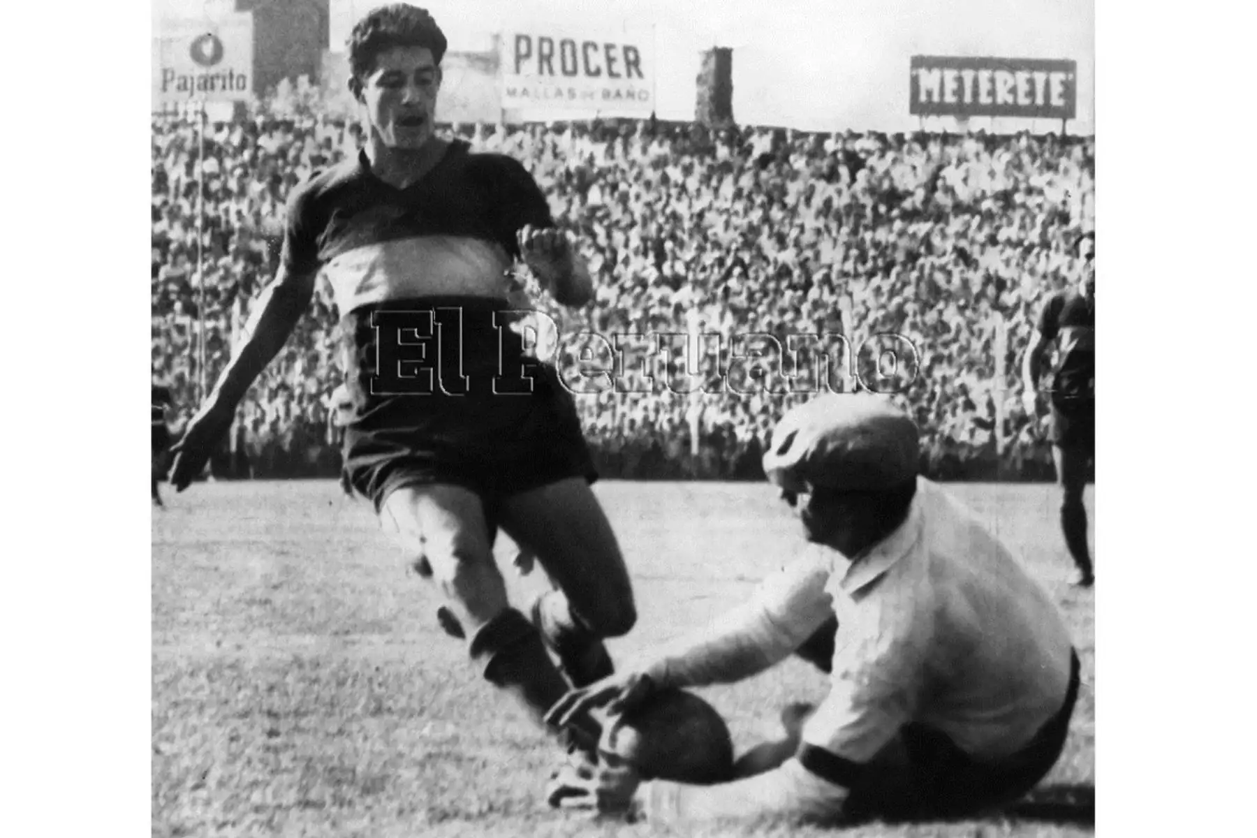 Miguel Loayza jugaba de mediocampista y se destacó notablemente en el fútbol de Perú, Argentina y Colombia. Loayza es uno de los jugadores más técnicos que ha producido el fútbol peruano, su técnica depurada, extraordinaria gambeta, explosión y gran dominio del balón ha sido reconocido por todos los que lo vieron jugar. Jugo para Boca Junior de 1961 a 1963.