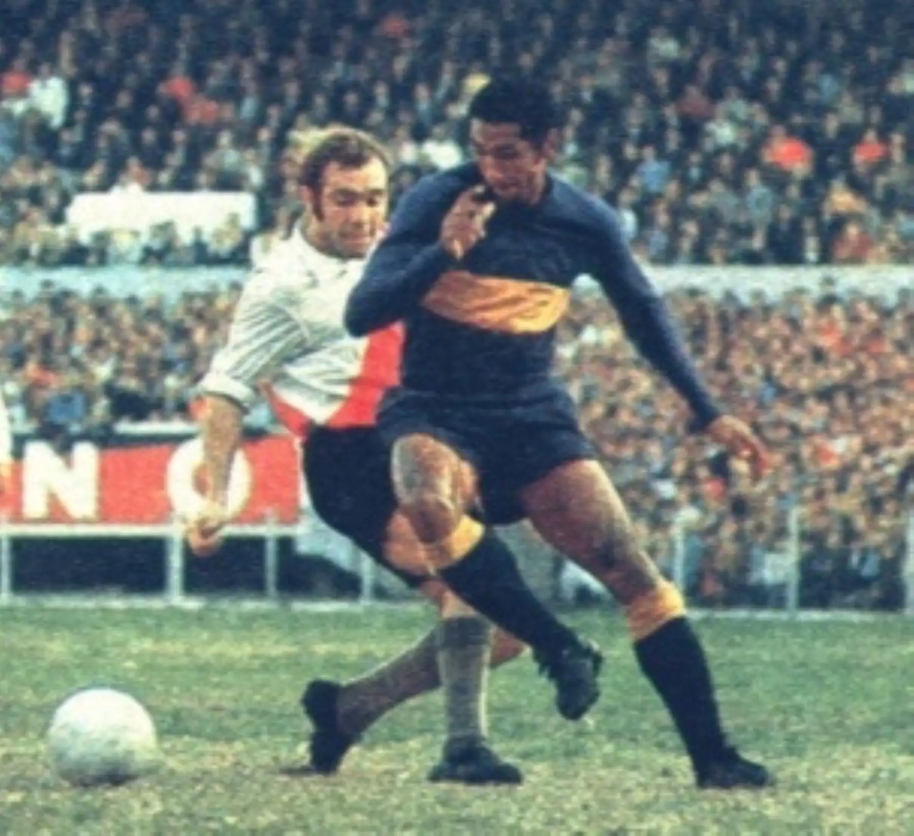 Julio Meléndez, considerado como uno de los mejores defensas en la historia del fútbol peruano era un jugador con mucha clase, elegante y muy capaz de controlar a sus rivales sin agresividad, muy buen manejo del balón en los pies. En 1968 fue transferido a Boca Juniors, al poco tiempo  Meléndez se convirtió en capitán del equipo ganando los títulos de liga de 1969 y 1970 y popularizó una arenga que solía cantarse en las tribunas de La Bombonera ("Y ya lo ve, y ya lo ve… es el peruano y su ballet"