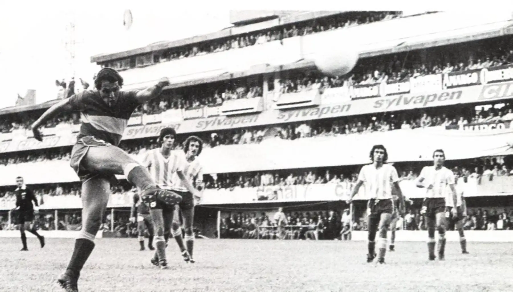 Héctor Bailetti  jugo en la posición de delantero. Formó parte de la notable generación de futbolistas peruanos de los años 70. Boca Juniors fue su equipo en 1975.