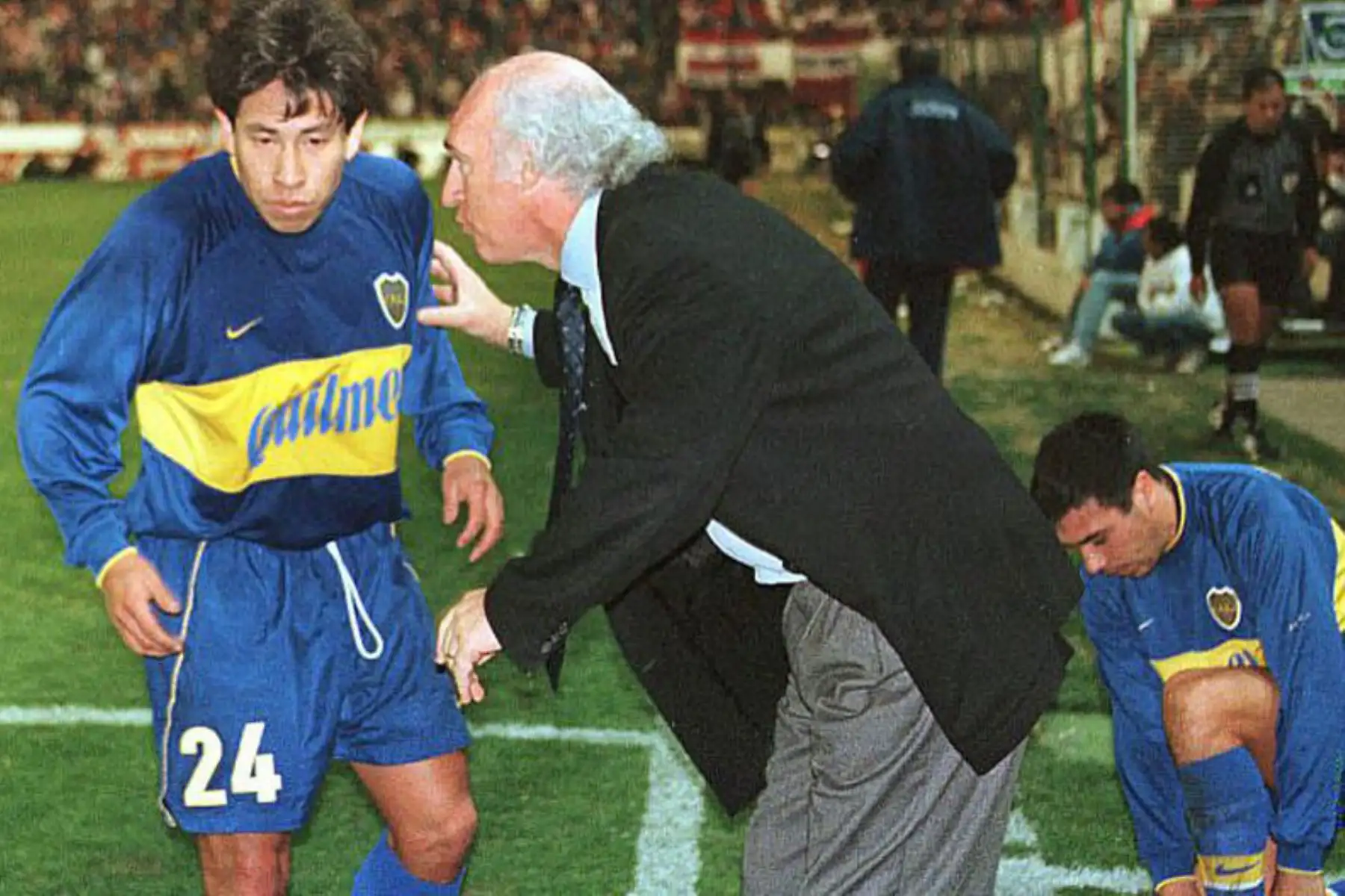 Jose "chino" Pereda,  mediocampista. Jugó desde muy joven en Universitario convirtiéndose en referente crema en los años noventa, jugó al lado del "Puma" Carranza. De 1998 al 2001 defendió los colores del Boca Juniors.