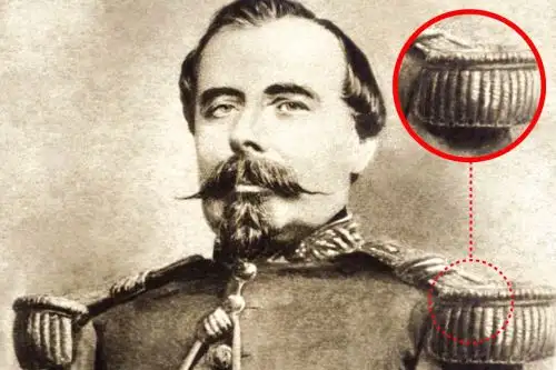 Las dos piezas del uniforme militar del héroe de la Guerra del Pacífico integraban la colección del Museo Histórico Nacional de Chile. Foto: Ministerio de Cultura.