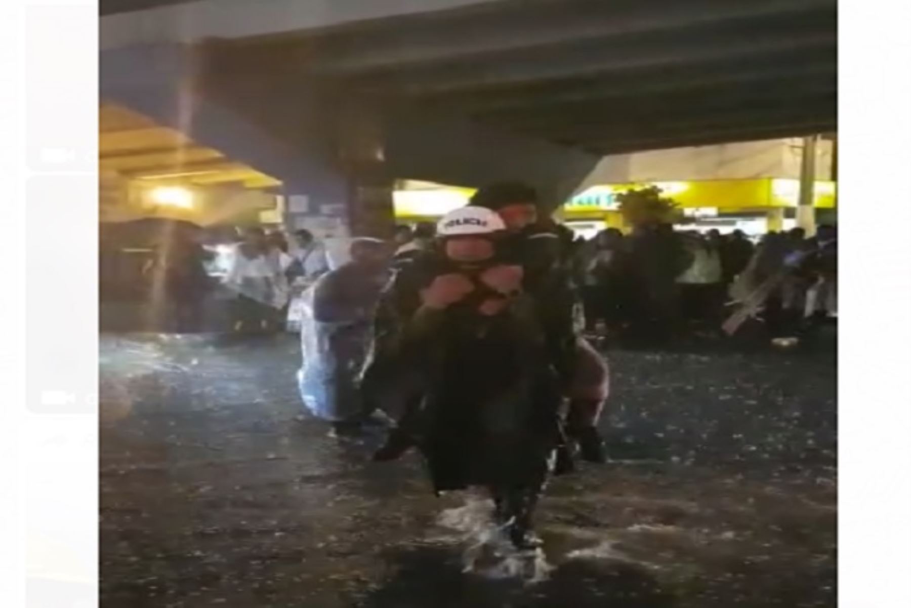 Ante las lluvias en Arequipa policía cargan a ancianos, embarazadas y niños para cruzar pistas y calles inundadas calles