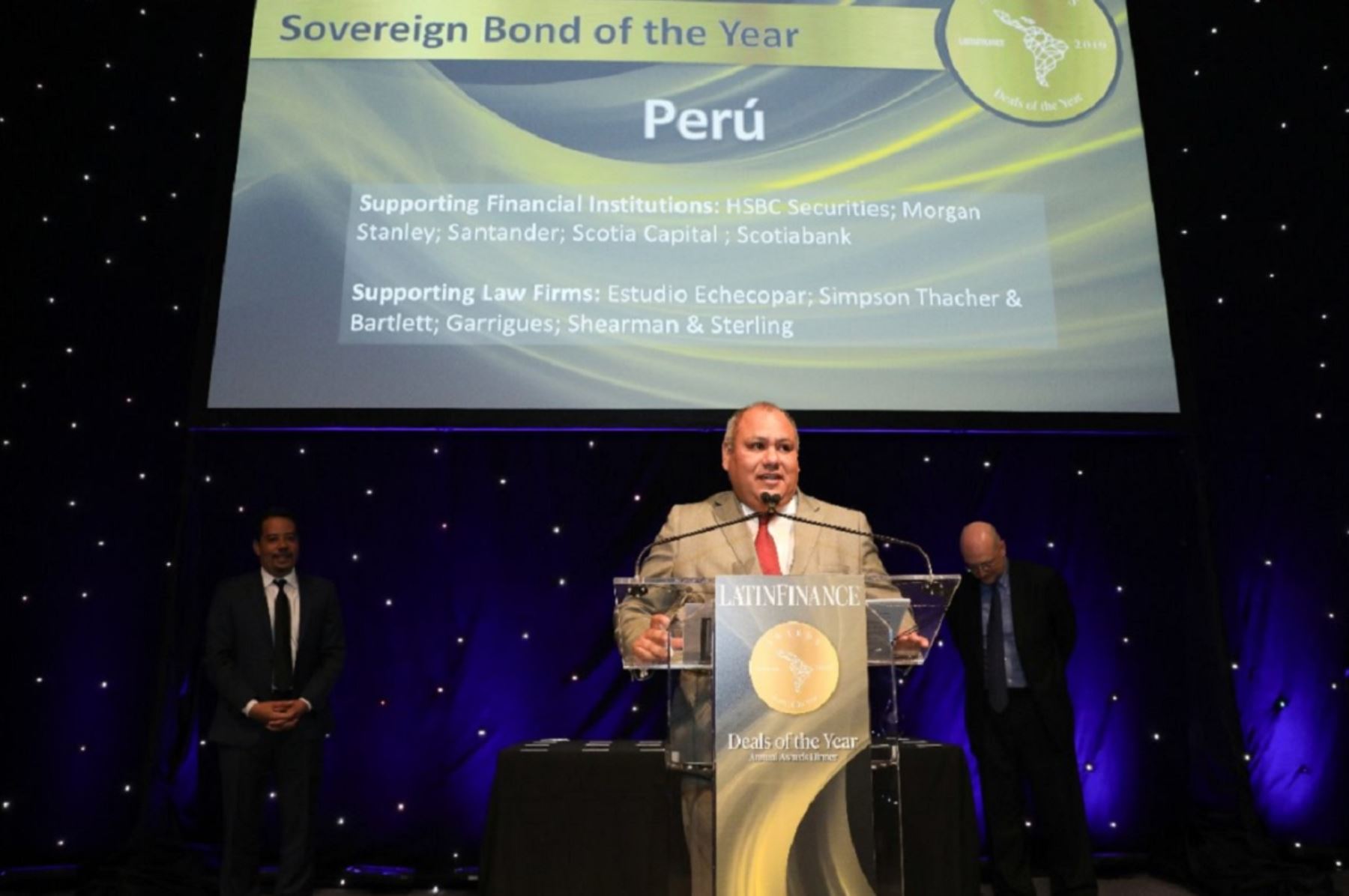 Director general del Tesoro Público del MEF, José Olivares, recibe premio Bono Soberano del Año. Foto: Cortesía.