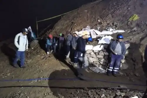 El cuerpo del minero lo hallaron rescatistas que ingresaron al socavón al promediar las 12:38 horas.