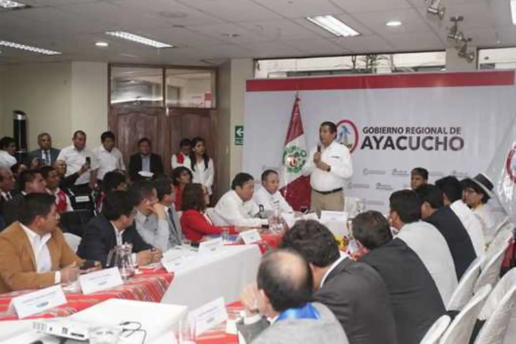 El Ministerio de Vivienda, Construcción y Saneamiento (MVCS) destinó más de 28 millones de soles para la ejecución de proyectos de pistas, veredas y espacios públicos en la región de Ayacucho, informó el titular del sector, Rodolfo Yáñez Wendorff, durante la reunión que sostuvo con el gobernador regional y los alcaldes provinciales.