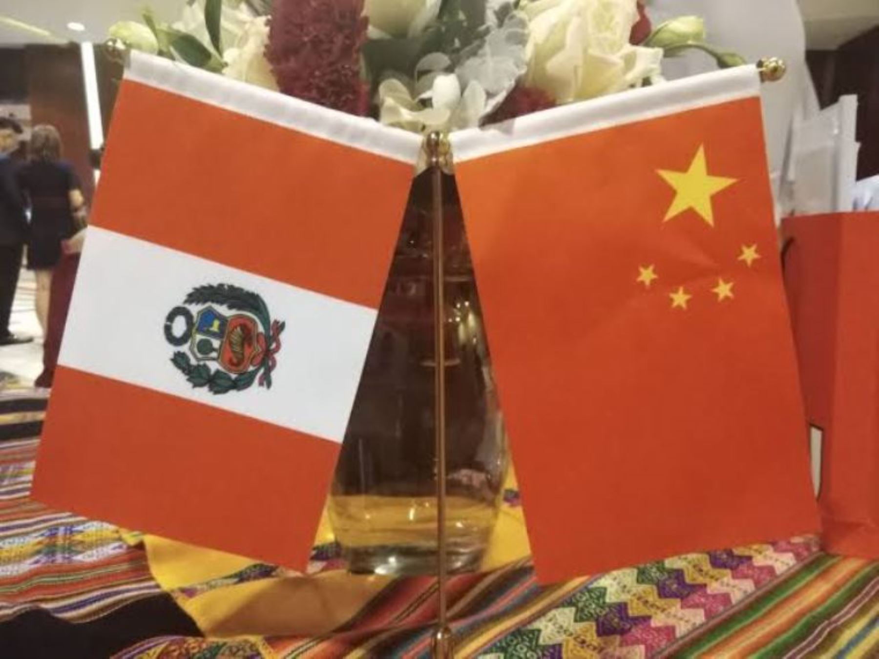 Banderas de las repúblicas de Perú y China. ANDINA/Difusión