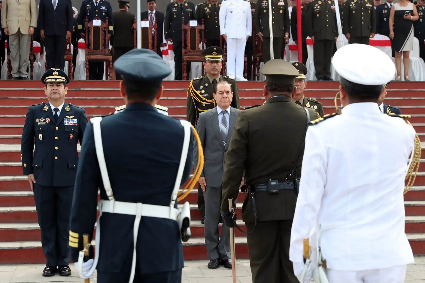 Ministro de Defensa, Walter Martos Ruíz  presidió ceremonia por 39.° aniversario de las Operaciones de la Cordillera del Cóndor.
Foto: Difusión Mindef