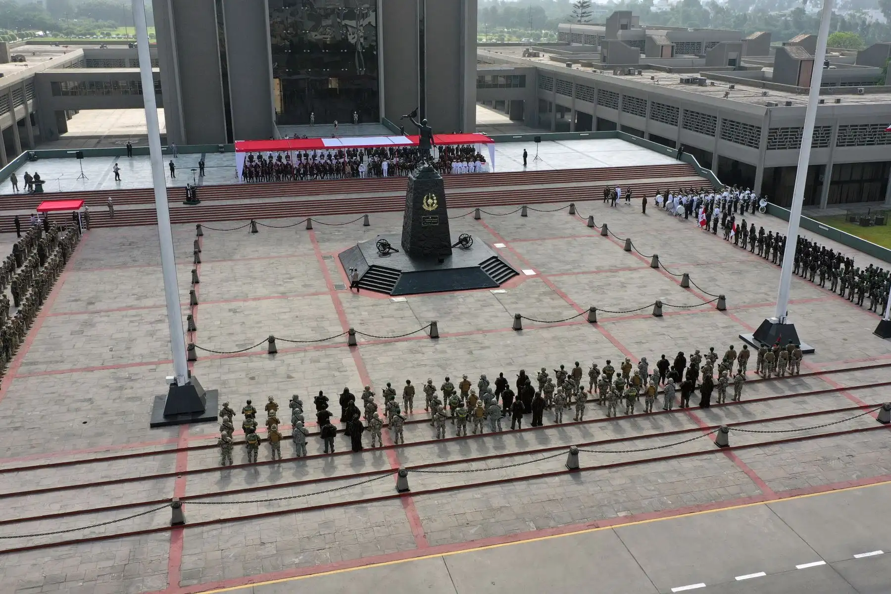 Ministro de Defensa, Walter Martos Ruíz  presidió ceremonia por 39.° aniversario de las Operaciones de la Cordillera del Cóndor.
Foto: Difusión Mindef
