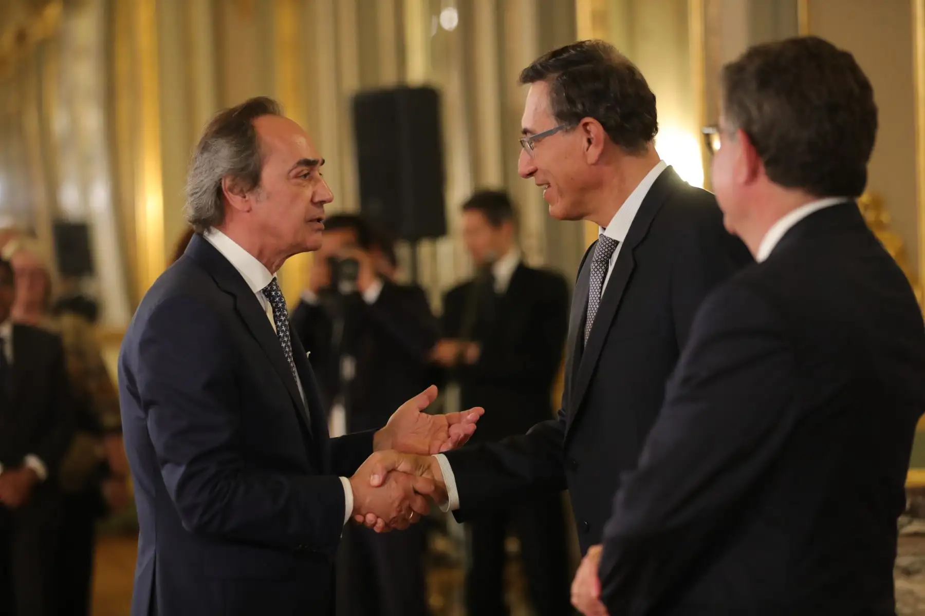 Presidente de la república , Martín Vizcarra y el Canciller del Perú , Gustavo Adolfo Meza-Cuadra Velásquez recibe el saludo protocolar del cuerpo diplomático 2020, acreditados en el Perú.
Foto: ANDINA/ Prensa Presidencia