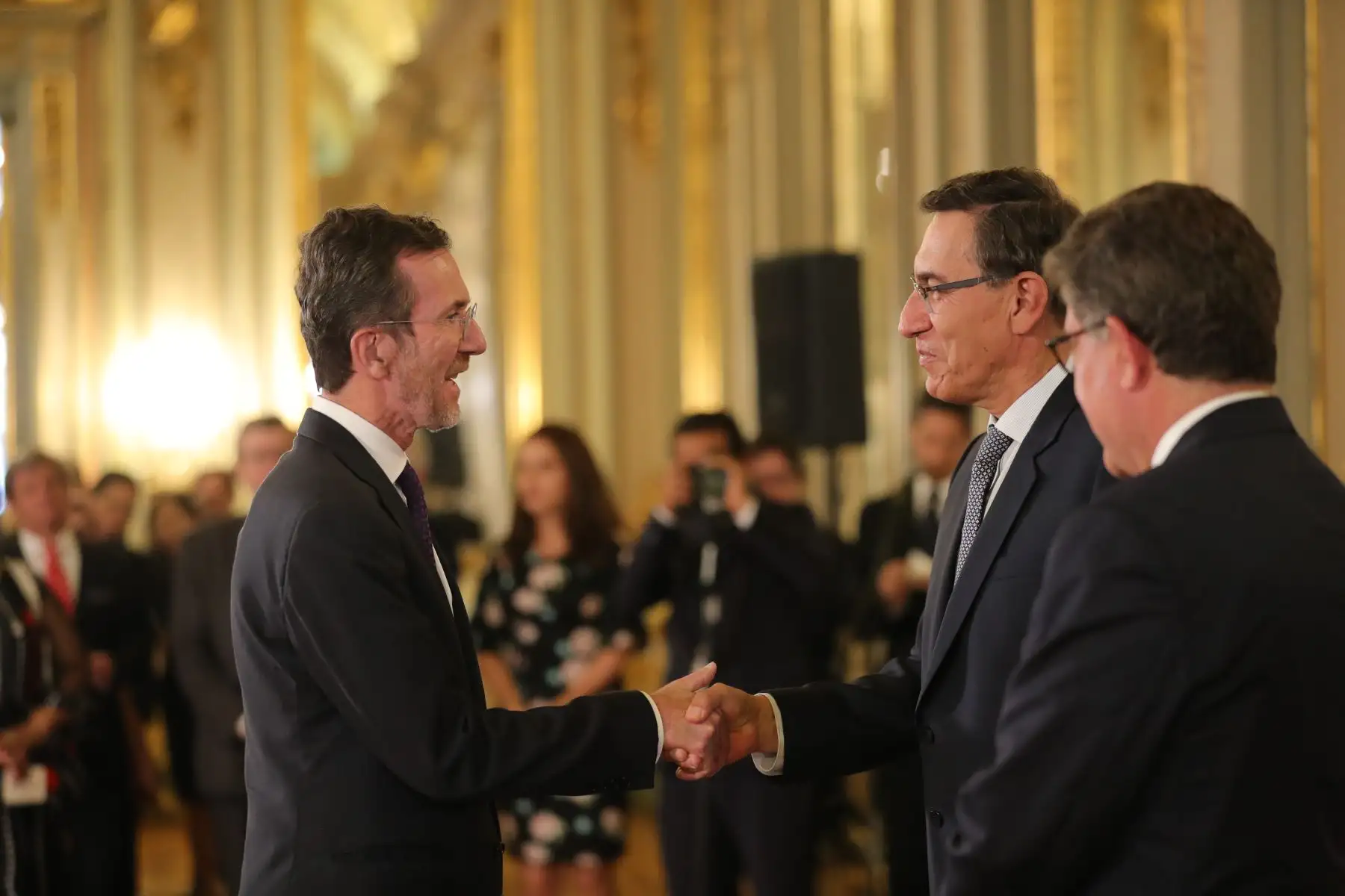 Presidente de la república , Martín Vizcarra y el Canciller del Perú , Gustavo Adolfo Meza-Cuadra Velásquez recibe el saludo protocolar del cuerpo diplomático 2020, acreditados en el Perú.
Foto: ANDINA/ Prensa Presidencia
