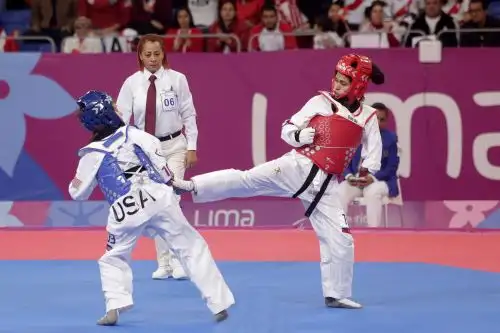 Angélica Espinoza (uniforme rojo y blanco), ganó medalla de oro en Lima 2019. ANDINA/ Lima 2019