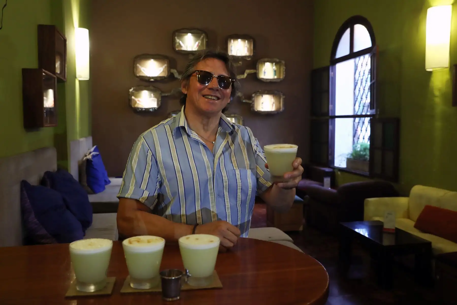 Este elíxir peruanísimo es el espíritu del pisco sour, Patrimonio Cultural de la Nación, al que rendiremos pleitesía, con guitarra y cajón, mañana sábado.