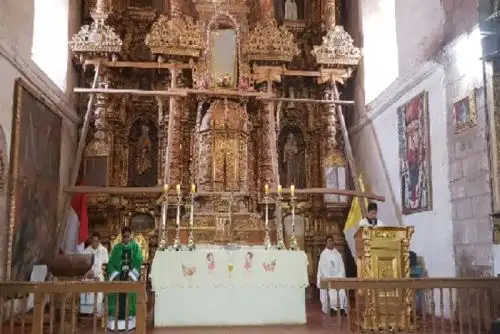 La viceministra de Patrimonio Cultural e Industrias Culturales del Ministerio de Cultura, María Elena Córdova Burga, realizó una visita de inspección al Templo Nuestra Señora del Rosario de Santa Cruz de Orurillo, en la provincia de Melgar, región Puno, para realizar coordinaciones previas que servirán para el proceso de restauración de esta joya arquitectónica.
