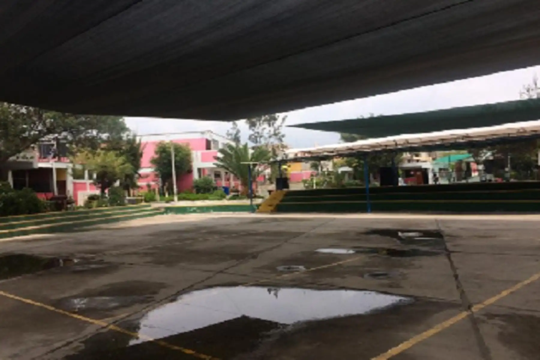 Según el reporte del Sector Educación, las aulas presentan filtración severa en techos y aniego. Asimismo, se inundó el patio principal, se daño el cerco perimétrico y colapsó el colecto pluvial, entre otras afectaciones registradas en los centros educativos.