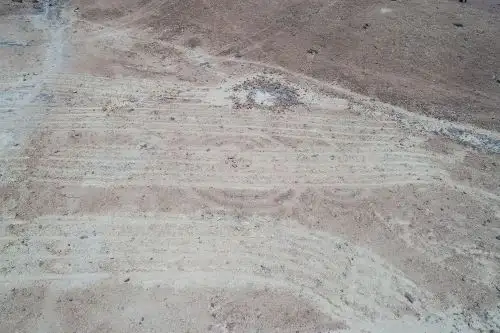 El geoglifo mide aproximadamente 14 metros de largo. Está compuesto por tres espirales interconectados, cuyo trazo sigue el sentido de las agujas del reloj. El del centro es el de mayor dimensión (6,7 metros de diámetro) y sus extremos dan origen a las dos espirales menores.