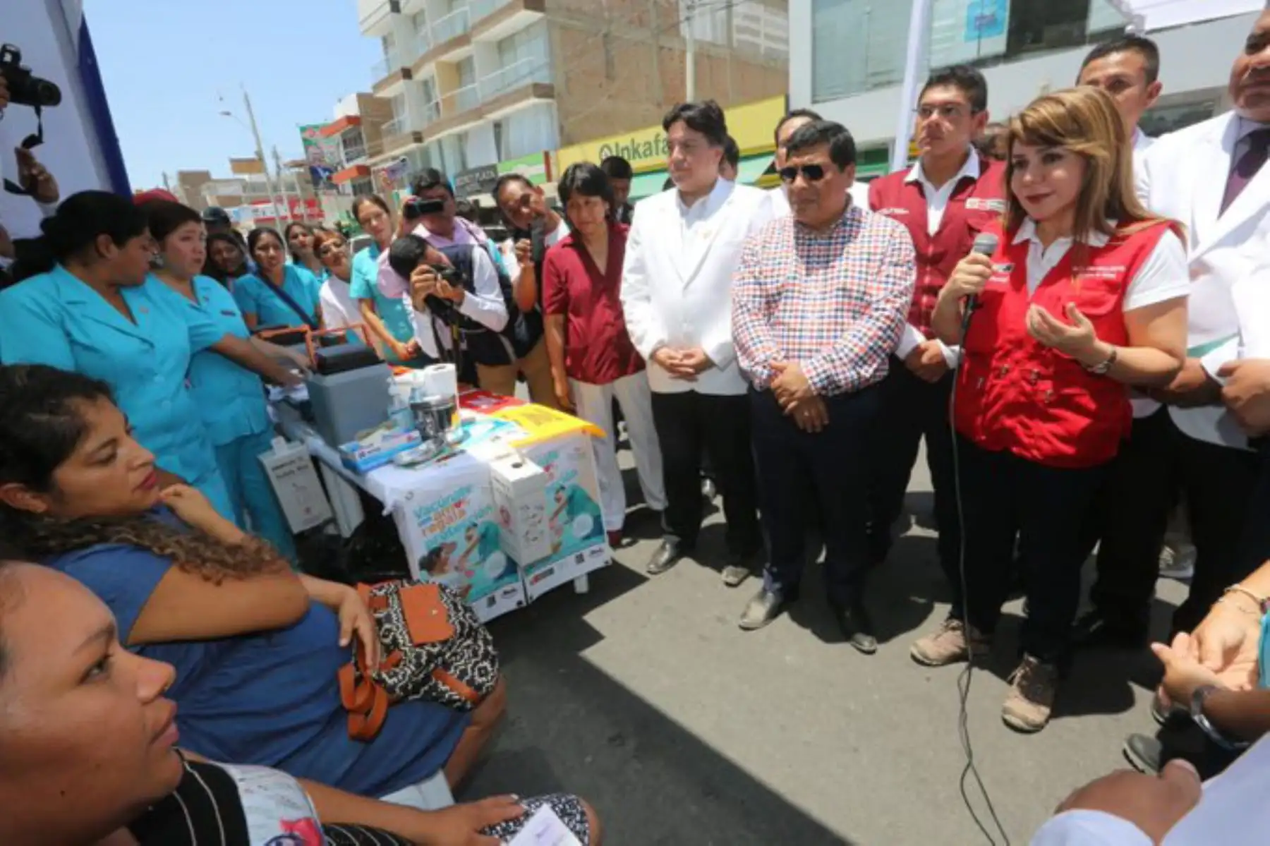 Tras tomar conocimiento de que el resultado de las pruebas de biología molecular a tres ciudadanos chinos y su intérprete peruana fueron negativos, la ministra de Salud, Elizabeth Hinostroza, aseguró que con esto ha quedado demostrado que no existen casos confirmados de coronavirus en el Perú.