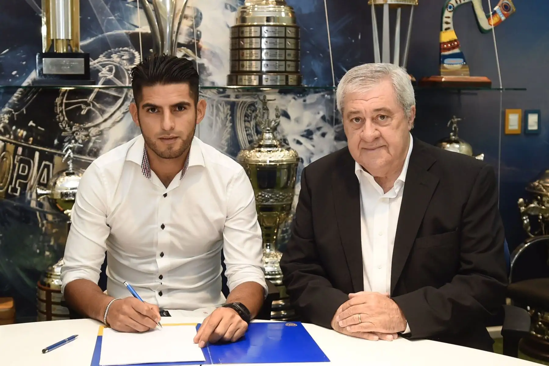 El futbolista peruano Carlos Zambrano firma por el club Boca Juniors por 3 temporadas.
Foto: Twitter Boca Juniors