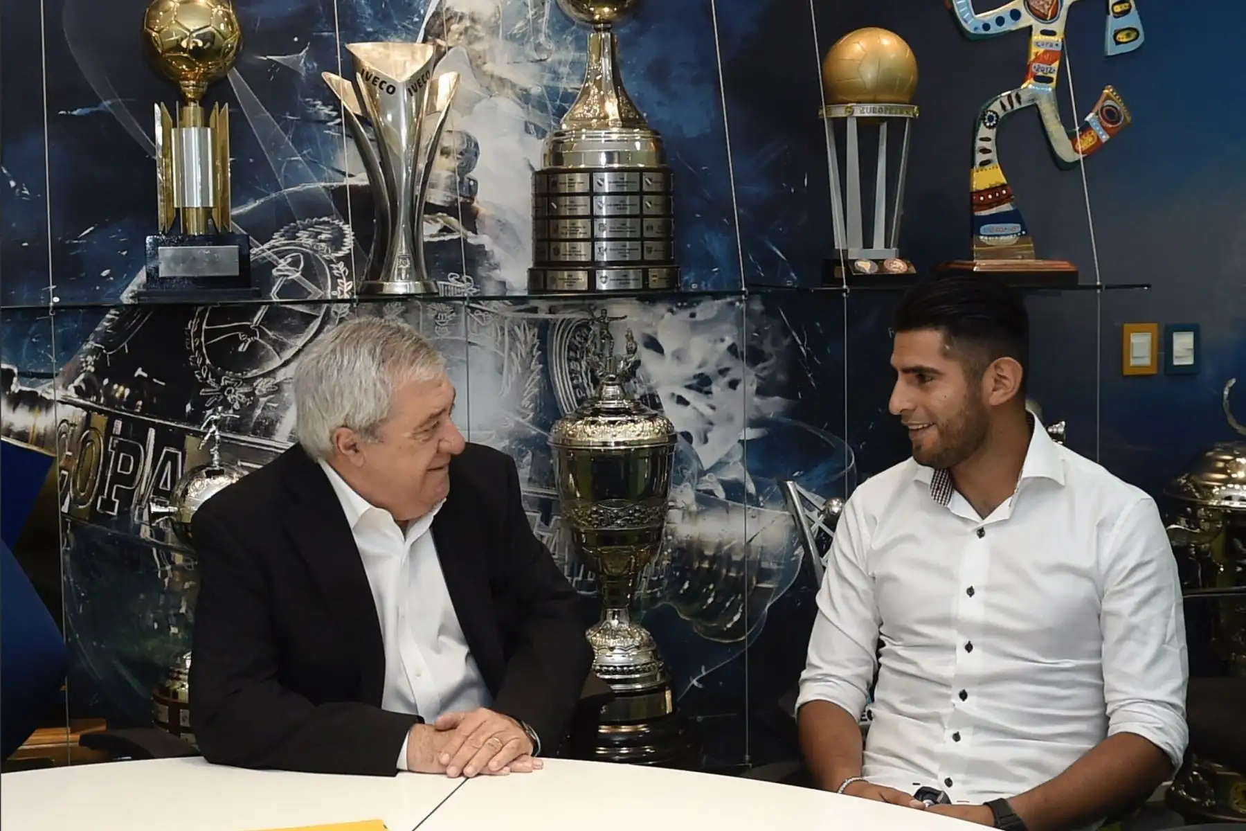 El futbolista peruano Carlos Zambrano firma por el club Boca Juniors por 3 temporadas.
Foto: Twitter Boca Juniors