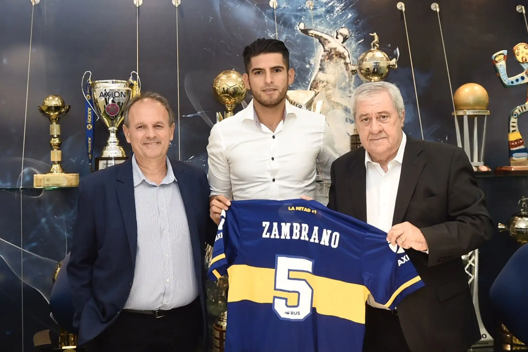 El futbolista peruano Carlos Zambrano firma por el club Boca Juniors por 3 temporadas.
Foto: Twitter Boca Juniors