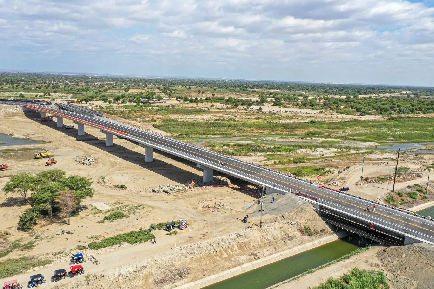 El Presidente de la República Martín Vizcarra, el viceministro de Transporte Carlos Estremadoyro y Gore Piura supervisan la puesta en servicio del puente Independencia en Catacaos, región Piura.
Foto: Difusión MTC