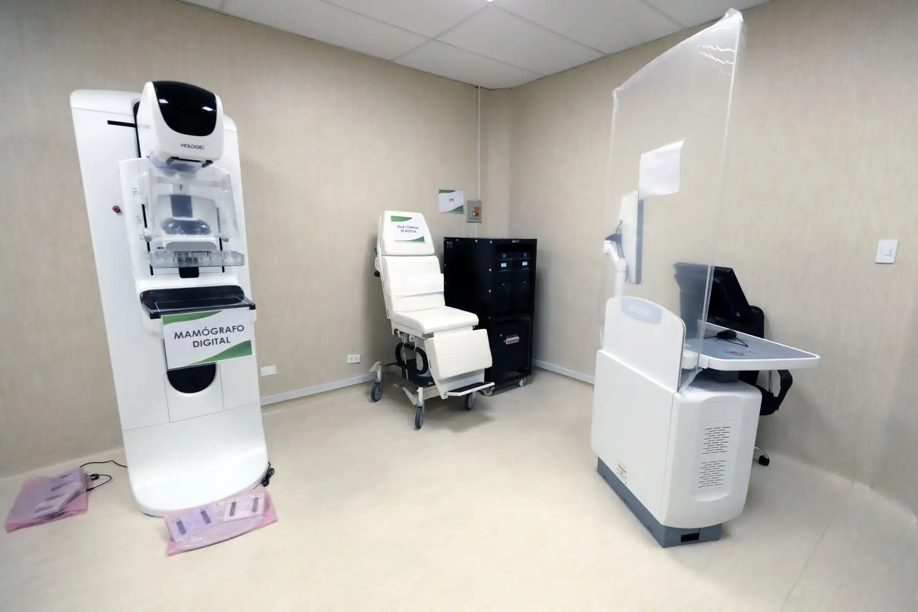 En el marco del fortalecimiento del sistema de fortalecimiento del sistema de salud del ejercito, la ministra de Salud, Elizabeth Hinostroza y el ministro de defensa, Walter Roger Martos Ruiz inauguran la sala de mamografía del Hospital Militar Central.
Foto: Difusión Mindef