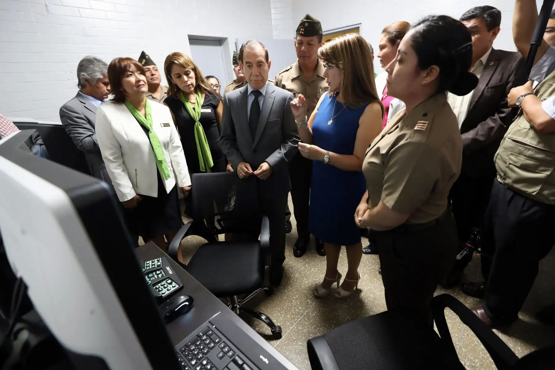 En el marco del fortalecimiento del sistema de fortalecimiento del sistema de salud del ejercito, la ministra de Salud, Elizabeth Hinostroza y el ministro de defensa, Walter Roger Martos Ruiz inauguran la sala de mamografía del Hospital Militar Central.
Foto: Difusión Mindef