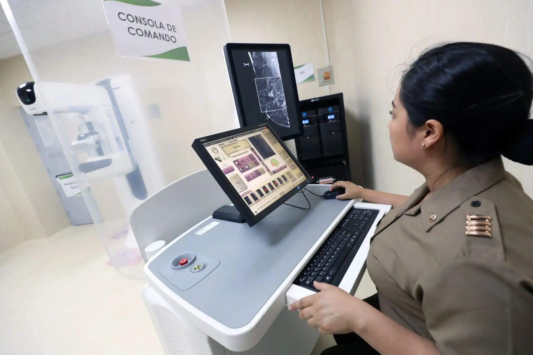 En el marco del fortalecimiento del sistema de fortalecimiento del sistema de salud del ejercito, la ministra de Salud, Elizabeth Hinostroza y el ministro de defensa, Walter Roger Martos Ruiz inauguran la sala de mamografía del Hospital Militar Central.
Foto: Difusión Mindef