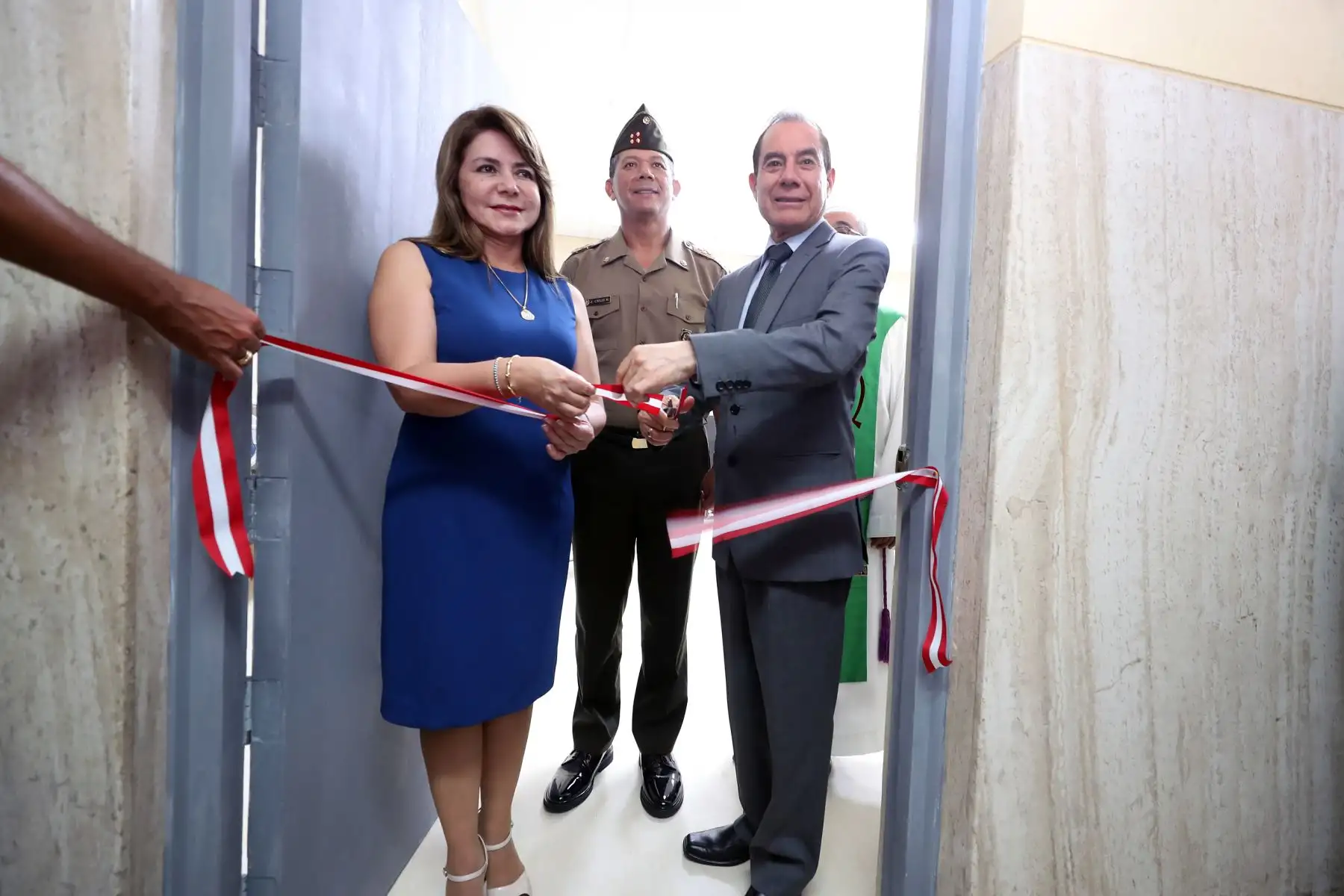 En el marco del fortalecimiento del sistema de fortalecimiento del sistema de salud del ejercito, la ministra de Salud, Elizabeth Hinostroza y el ministro de defensa, Walter Roger Martos Ruiz inauguran la sala de mamografía del Hospital Militar Central.
Foto: Difusión Mindef
