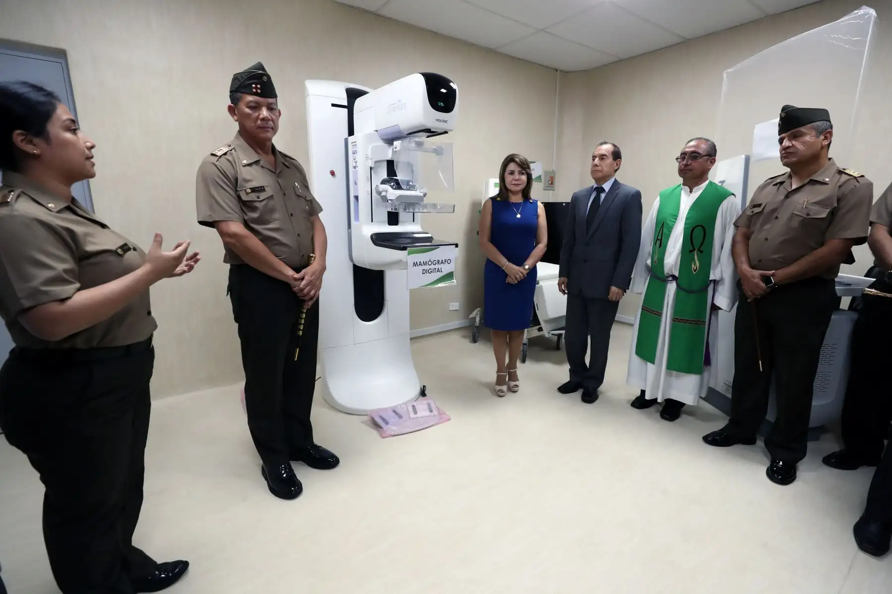 En el marco del fortalecimiento del sistema de fortalecimiento del sistema de salud del ejercito, la ministra de Salud, Elizabeth Hinostroza y el ministro de defensa, Walter Roger Martos Ruiz inauguran la sala de mamografía del Hospital Militar Central.
Foto: Difusión Mindef