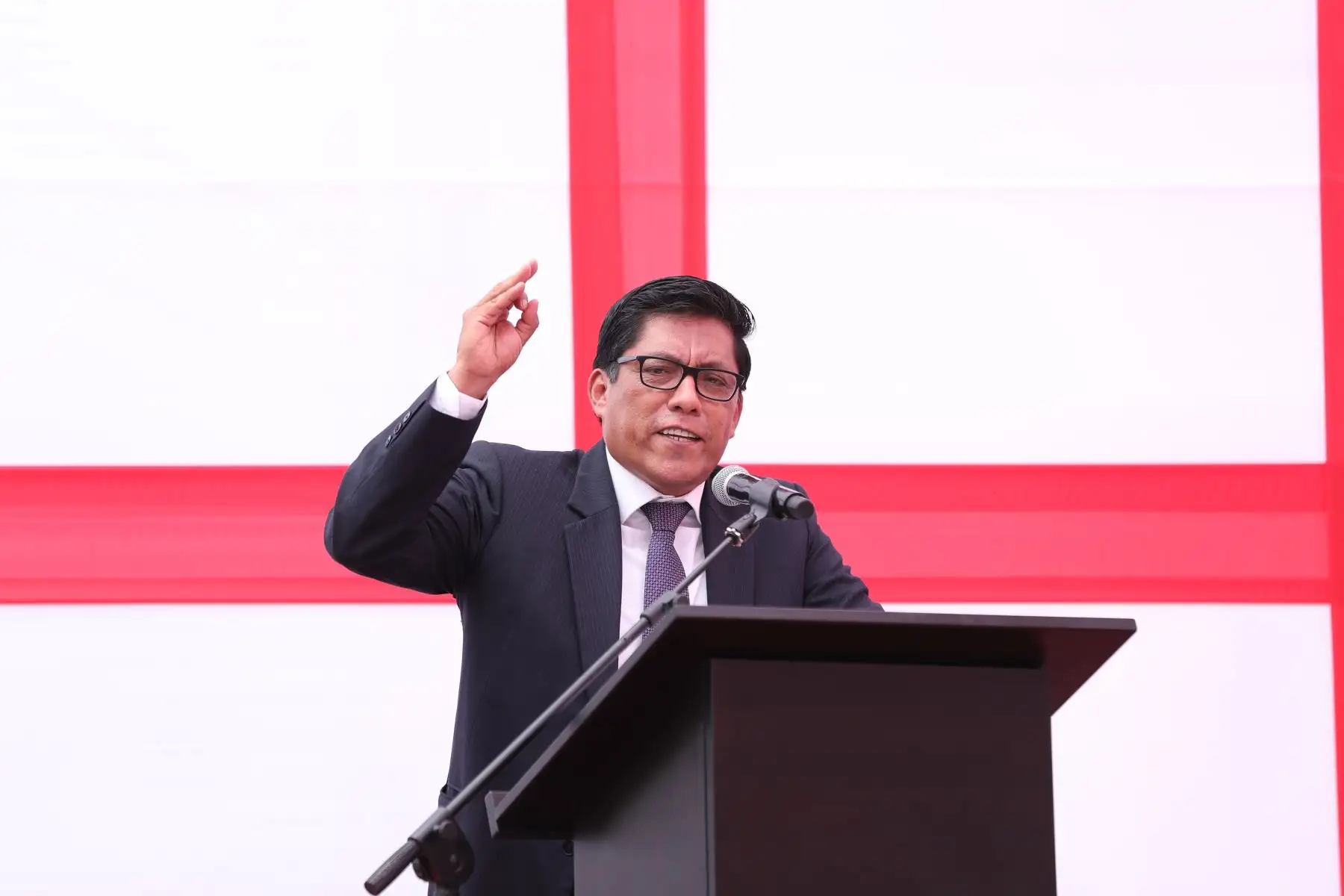 El presidente del Consejo de Ministros, Vicente Zeballos, participa en la juramentación del Consejo Directivo de la Mancomunidad de Lima Norte, en la Plaza de Armas del distrito de Puente Piedra.
Foto: PCM