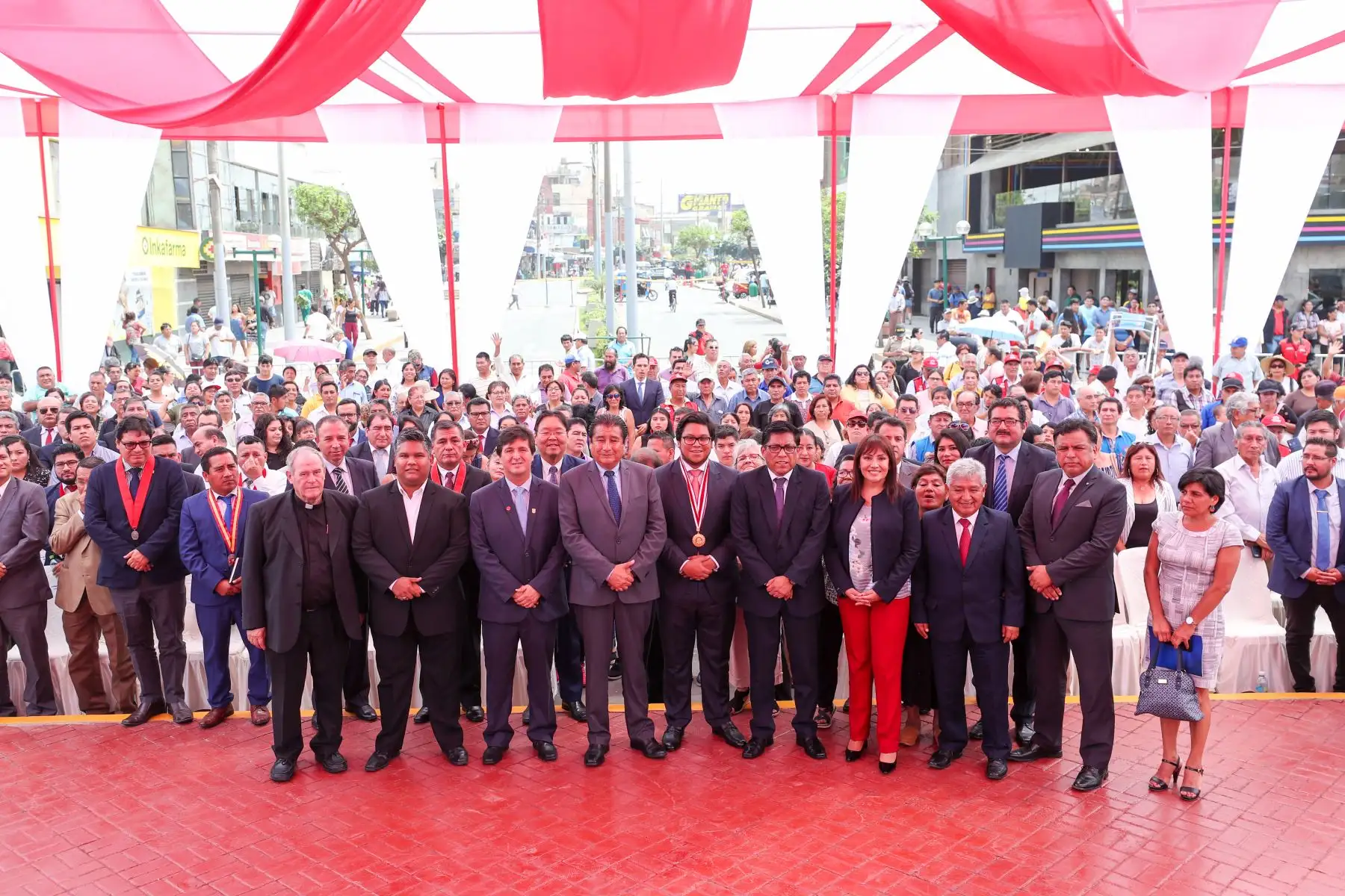 El presidente del Consejo de Ministros, Vicente Zeballos, participa en la juramentación del Consejo Directivo de la Mancomunidad de Lima Norte, en la Plaza de Armas del distrito de Puente Piedra.
Foto: PCM