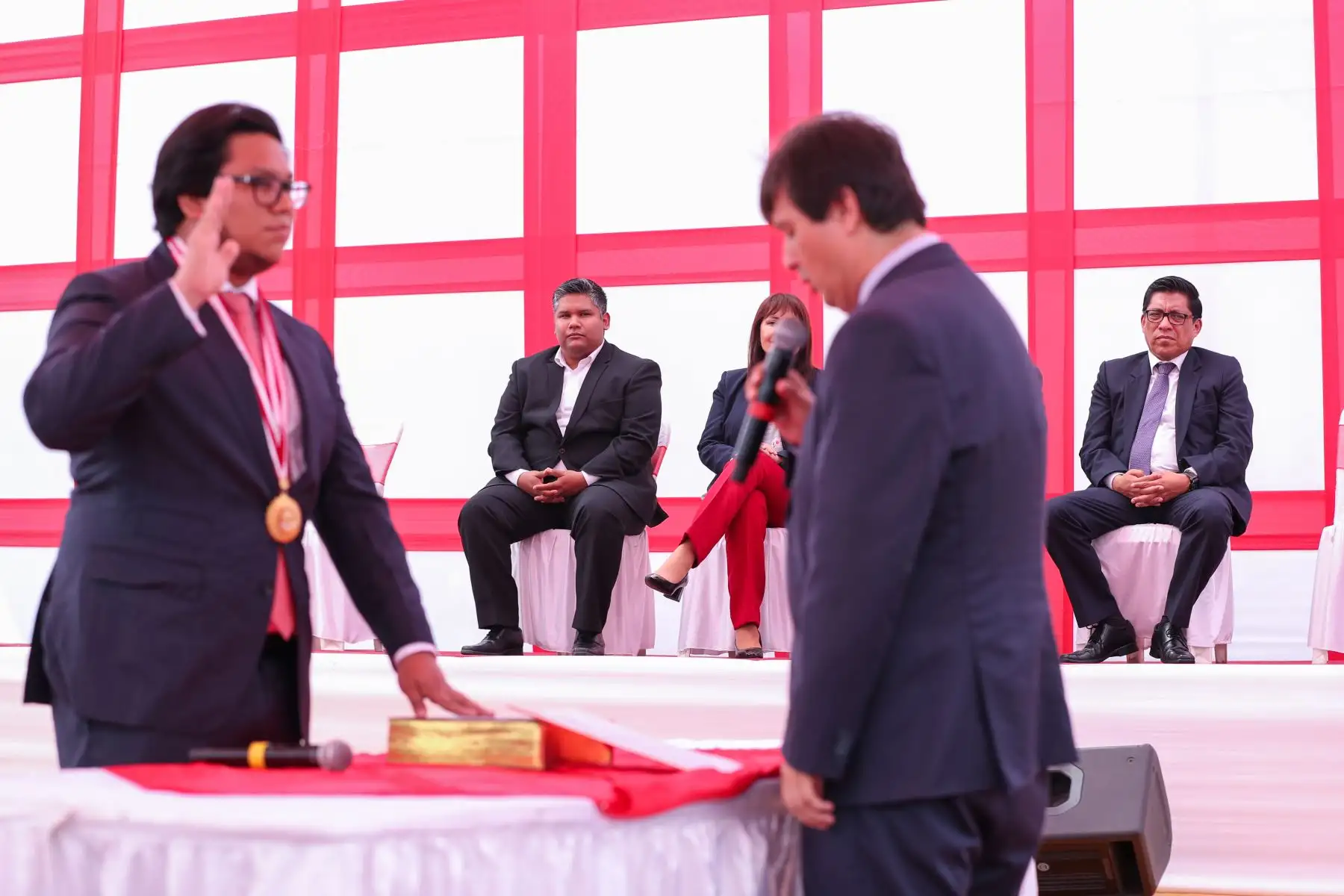 El presidente del Consejo de Ministros, Vicente Zeballos, participa en la juramentación del Consejo Directivo de la Mancomunidad de Lima Norte, en la Plaza de Armas del distrito de Puente Piedra.
Foto: PCM