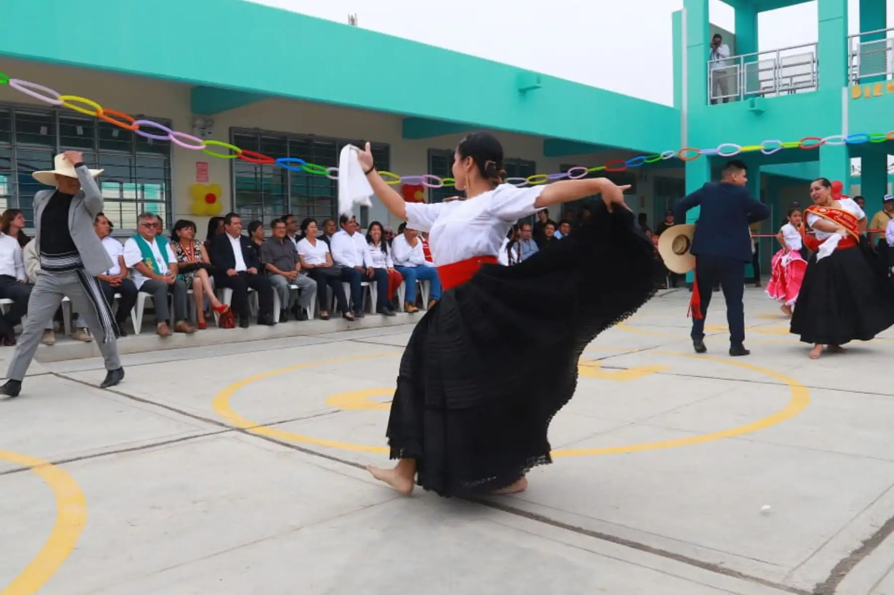 Autoridad para Reconstrucción con Cambios inaugura colegio y camino vecinal en Trujillo