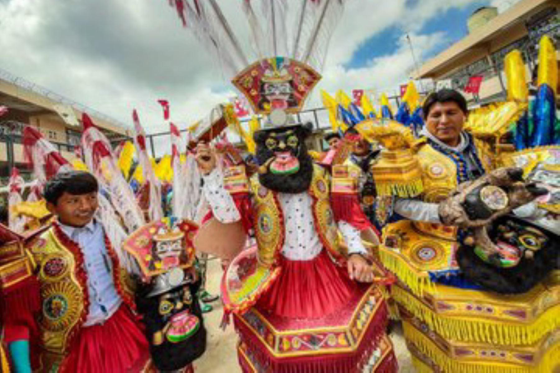 Con atuendos y máscaras multicolores, elaborados por internos del penal de Puno, se realizó el concurso de comparsas entre pabellones, en el marco de la festividad de la Virgen de la Candelaria, que es una de las más grandiosas e importantes celebraciones folclóricas regionales del país.